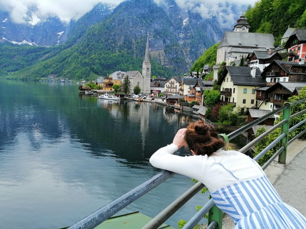 ▲奧地利哈修塔特（Hallstatt）小鎮湧入大量旅客，許多居民受不了居住品質受影響，市長舒芡（Alexander Scheutz）也希懇求遊客不要來。（圖／達志影像／美聯社）