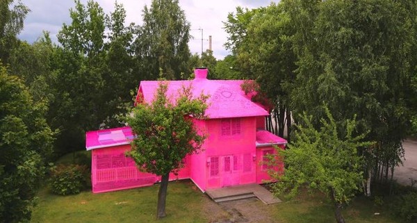 ▲穿粉紅毛衣的房子超吸睛。（圖／翻攝自Olek IG）