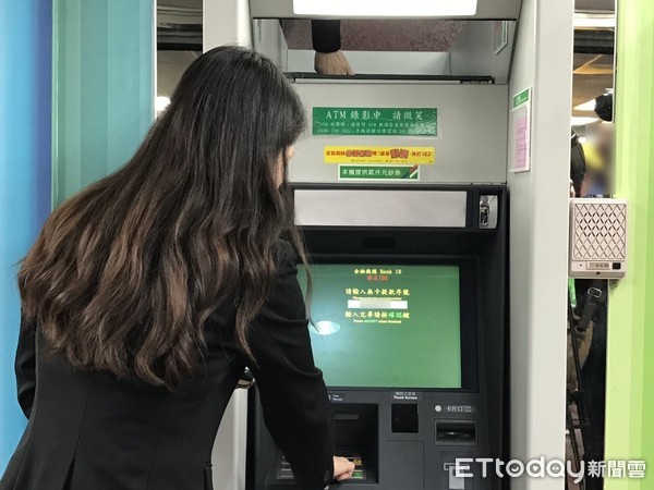 ▲▼   郵局ATM,領錢,提款,          。（圖／記者賴文萱攝）