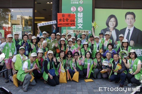 ▲世界台灣人大會加油團成員齊聚民進黨立委林俊憲競選總部，為民進黨及林俊憲選情加油打氣。（圖／記者林悅翻攝，下同）