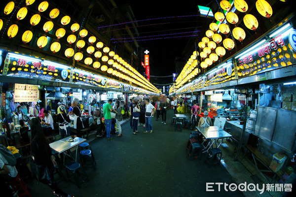 經濟部針對餐飲、商圈、夜市等內需服務業，擬推出20億元的酷碰折扣優惠（抵用券）。(圖／記者徐文彬攝)