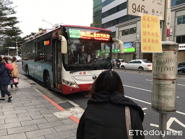▲▼今日搭乘客運的旅客約增兩到三成。(圖/記者李宜秦攝) ▲▼今日搭乘客運的旅客約增兩到三成。(圖/記者李宜秦攝)