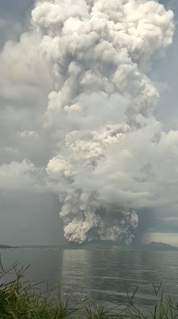 ▲▼菲律賓呂宋島八打雁省塔爾火山（Taal Volcano）噴發，空中可見大量閃電雲霧。（圖／路透）