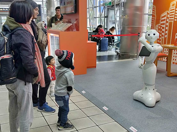 ▲▼台灣房屋在桃園高鐵站設置設置Pepper機器人，來推薦周邊房地產物件。（圖／台灣房屋提供）