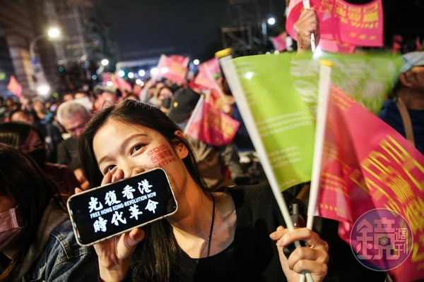 香港反送中運動把台港綁在一塊，蔡英文多次在公開場合聲援反送中運動，此次大選亦有不少香港人來台觀摩。