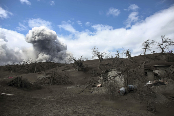 ▲▼菲律賓塔爾火山（Taal）12日噴出大量火山灰，土地一片淒涼。（圖／達志影像／美聯社）