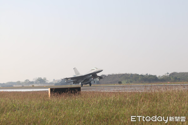 ▲▼F-16V緊急戰備6分鐘升空。(圖/記者呂佳賢攝) ▲▼F-16V緊急戰備6分鐘升空。(圖/記者呂佳賢攝)