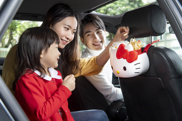 ▲▼台灣麥當勞推出「Hello Kitty萬用置物籃」提供顧客至少三種使用方式，其中「車掛」功能，讓全家返鄉拜年在車上輕鬆享用美味餐點時，不擔心打翻掉落。（圖／麥當勞提供）