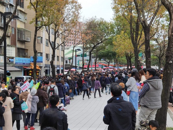 ▲▼吳怡農在台北街頭發放春聯及紅包，支持者擠爆現場。（圖／吳怡農競選辦公室提供）