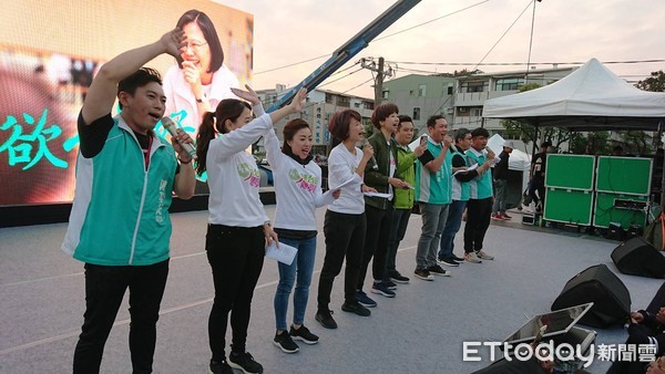 ▲立委陳亭妃在小北成功夜市舉辦「感恩音樂會」，吸引超過5千位民眾參加。（圖／記者林悅翻攝，下同）