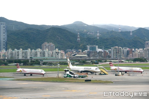 ▲▼Starlux星宇航空Airbus A321 Neo二號機停靠在松山機場，旁邊停靠兩架停飛中的遠東航空MD-82/83客機。（圖／記者湯興漢攝）