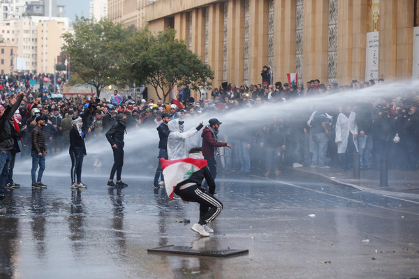 ▲黎巴嫩反政府示威延燒3個月，1月18日在首都貝魯特（Beirut）掀起新一波抗議。（圖／路透）