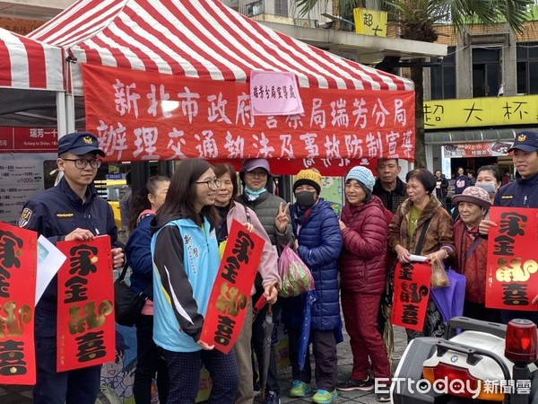 ▲ 車站前揮毫喜迎金鼠贈春聯 瑞芳警分局預防犯罪宣導作伙來。（圖／記者郭世賢翻攝）