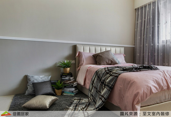 ▲▼將床單由紅色系改為較溫柔的粉色系，能兼顧臥房舒適的氛圍。（圖／信義居家提供）