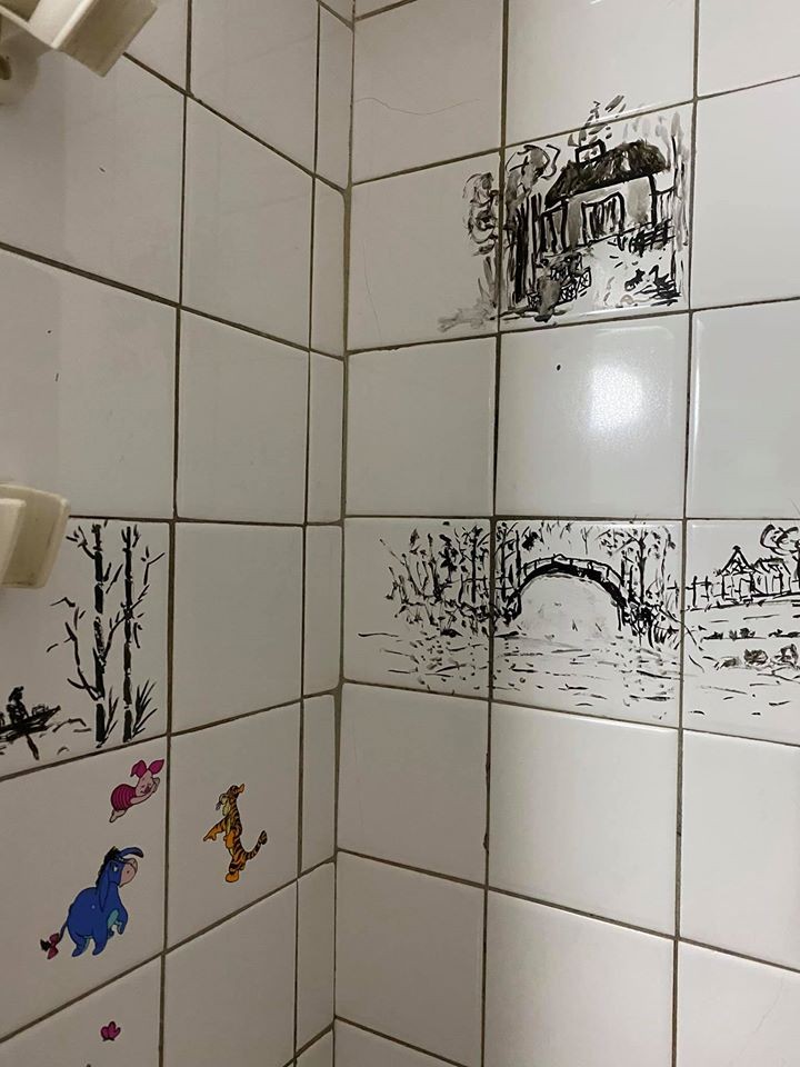 ▲▼媽媽用墨水在浴室磁磚畫畫。（圖／翻攝自爆廢公社二館）