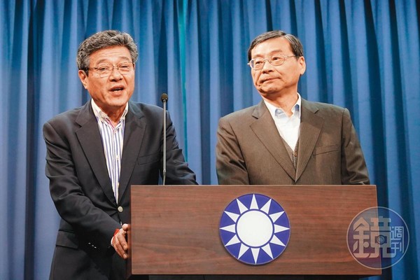 曾銘宗(右)在這場協調會中態度相當強硬,表示2020年大選後很可能政黨輪替,若不配合協助潤寅展延貸款各家銀行就看著辦。