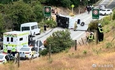 ▲中國旅行團大巴在紐西蘭高速公路上翻倒。（圖／翻攝自微博）