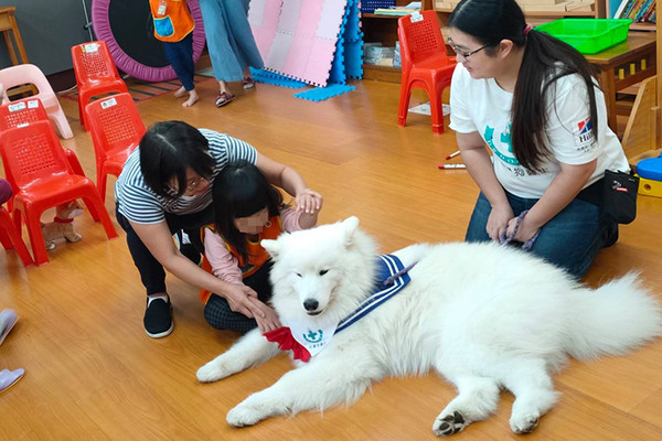 ▲▼(狗醫生魯蛋與飼主魯蛋媽一同前往中和國小附設幼兒園出任務。圖/台灣狗醫生協會提供。)