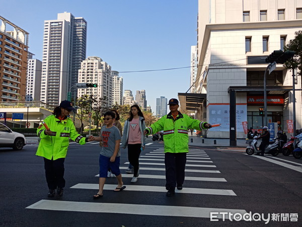 ▲台中市警局因應春節車、人潮，將於於各重點路段適時派遣員警及義交疏導交通。（圖／台中市警局交通大隊提供）