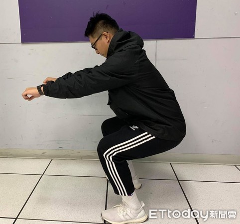 ▲▼深蹲示意圖。(圖/記者簡仲豪攝) ▲▼深蹲示意圖。(圖/記者簡仲豪攝)