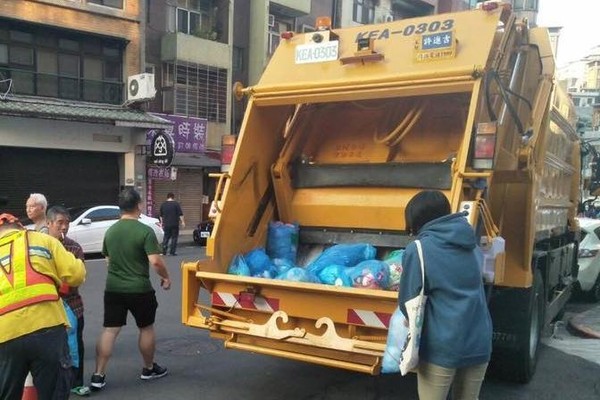 民眾春節大掃除須留意清潔隊收運垃圾的時間。（翻攝自台北市環保局臉書）