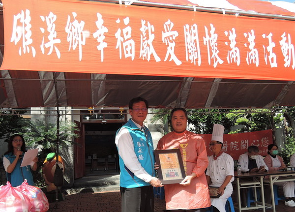 ▲▼礁溪鄉公所歲末送暖,贈紅包義診義剪,溫馨助弱勢過好年。(圖/礁溪鄉公所提供,下同) ▲▼礁溪鄉公所歲末送暖,贈紅包義診義剪,溫馨助弱勢過好年。(圖/礁溪鄉公所提供,下同)