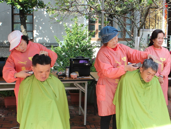 ▲▼礁溪鄉公所歲末送暖,贈紅包義診義剪,溫馨助弱勢過好年。(圖/礁溪鄉公所提供,下同) ▲▼礁溪鄉公所歲末送暖,贈紅包義診義剪,溫馨助弱勢過好年。(圖/礁溪鄉公所提供,下同)