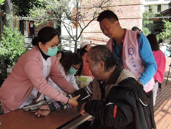 ▲▼礁溪鄉公所歲末送暖,贈紅包義診義剪,溫馨助弱勢過好年。(圖/礁溪鄉公所提供,下同) ▲▼礁溪鄉公所歲末送暖,贈紅包義診義剪,溫馨助弱勢過好年。(圖/礁溪鄉公所提供,下同)