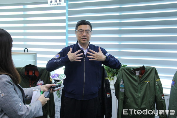 ▲▼民進黨主席卓榮泰展示飛行外套。（圖／記者林銘翰攝）