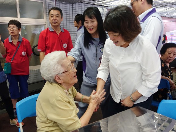 ▲春節關懷不中斷,嘉義市提前發放社會救助,讓脆弱家庭過好年。(圖/記者翁伊森翻攝) ▲春節關懷不中斷,嘉義市提前發放社會救助,讓脆弱家庭過好年。(圖/記者翁伊森翻攝)