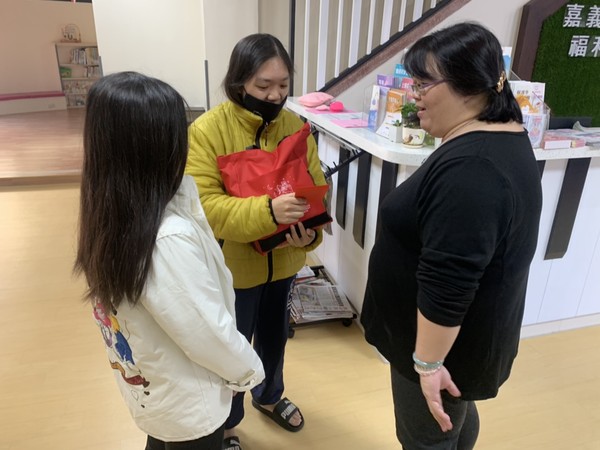 ▲春節關懷不中斷,嘉義市提前發放社會救助,讓脆弱家庭過好年。(圖/記者翁伊森翻攝) ▲春節關懷不中斷,嘉義市提前發放社會救助,讓脆弱家庭過好年。(圖/記者翁伊森翻攝)