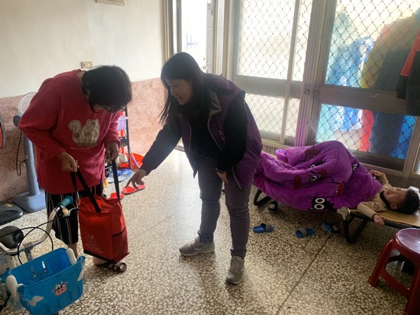 ▲春節關懷不中斷,嘉義市提前發放社會救助,讓脆弱家庭過好年。(圖/記者翁伊森翻攝) ▲春節關懷不中斷,嘉義市提前發放社會救助,讓脆弱家庭過好年。(圖/記者翁伊森翻攝)