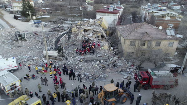 ▲土耳其發生規模6.8強震。（圖／達志影像／美聯社）