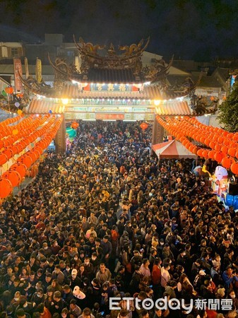 ▲雲林縣西螺福興宮，西螺媽祖太平媽祖廟，從昨日圍爐除夕夜開始，廟前廣場及附近道路擠滿搶頭香2.5萬人潮。（圖／記者蔡佩旻翻攝）