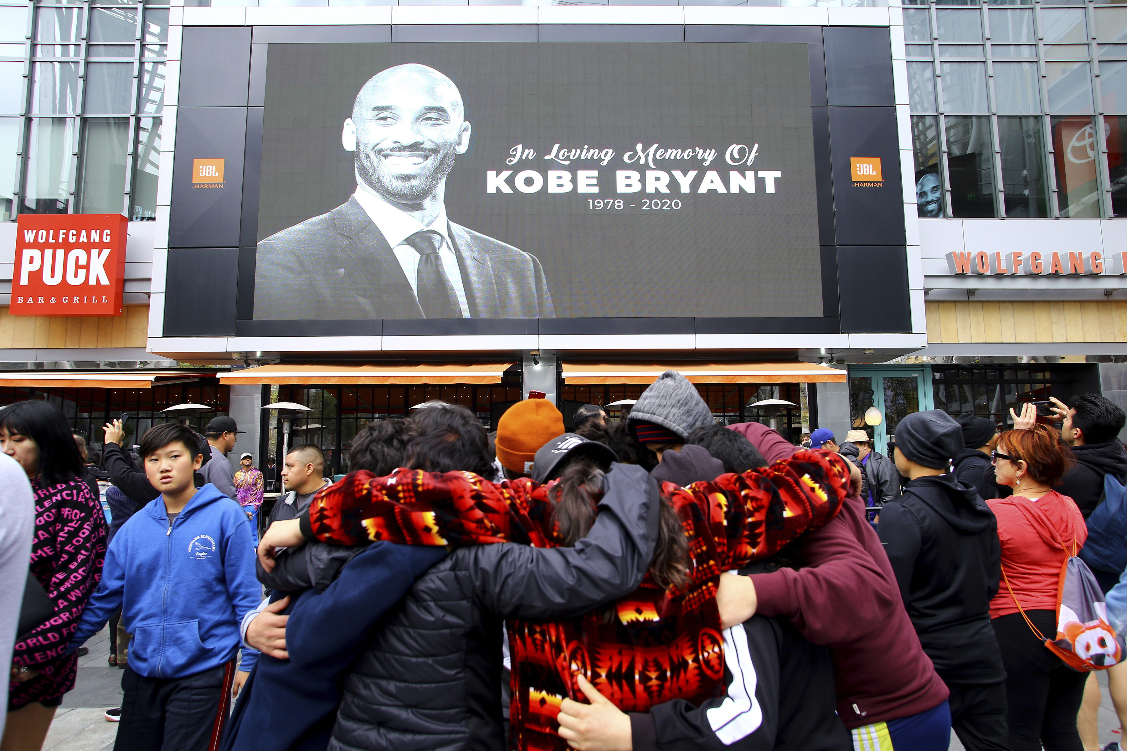 ▲▼科比布萊恩（Kobe Bryant）墜機身亡，球迷聚集在史坦波中心悼念，葛萊美也將緊急加入橋段。（圖／達志影像／美聯社）