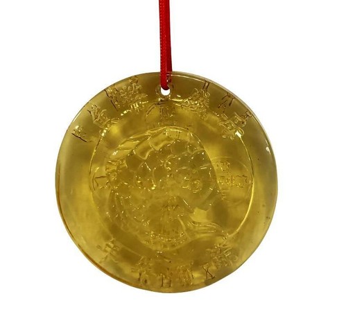 姜太公道場鼠年開運招財魚幣錢母，材質類似琉璃黃水晶。（姜太公道場提供）