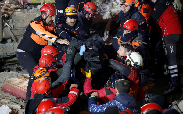 ▲土耳其搜救團隊救出受困民眾。（圖／路透）