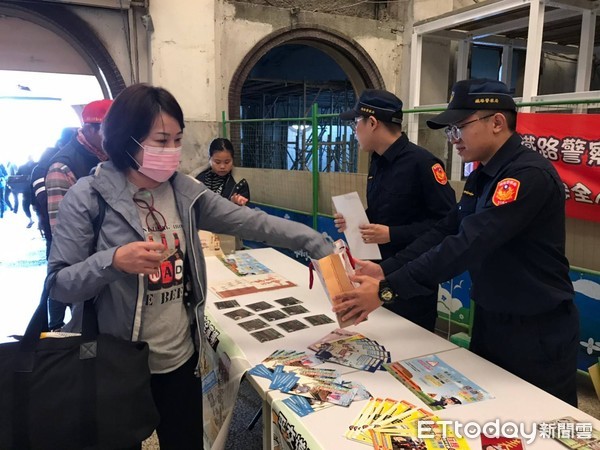 ▲鐵路警察局高雄分局台南分駐所，27日在台南火車站大廳舉辦「金鼠賀歲迎新春」各項宣導活動。（圖／記者林悅翻攝，下同）