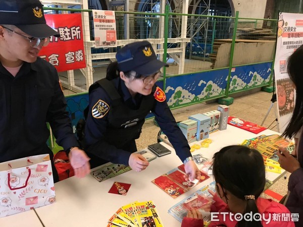 ▲鐵路警察局高雄分局台南分駐所，27日在台南火車站大廳舉辦「金鼠賀歲迎新春」各項宣導活動。（圖／記者林悅翻攝，下同）