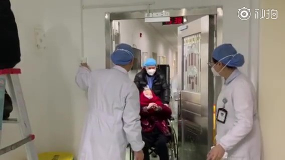 ▲武漢市一名罹患武漢肺炎的87歲婆婆治癒出院。（圖／翻攝自微博／中報視頻）