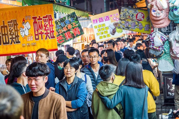 ▲嘉義嘉樂福夜市，春節期間人山人海。（圖／記者翁伊森翻攝）