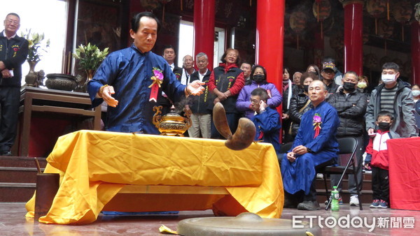 ▲台南市鹿耳門天后宮於每年農曆大年初五上午吉時,由跋杯司禮官,跋出 ▲台南市鹿耳門天后宮於每年農曆大年初五上午吉時,由跋杯司禮官,跋出