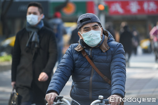 ▲武漢肺炎日趨嚴重，台北市民於寒流來襲戴口罩防範。（圖／記者林敬旻攝）