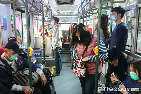 ▲武漢肺炎日趨嚴重，台北市民於寒流來襲戴口罩搭公車。（圖／記者林敬旻攝）