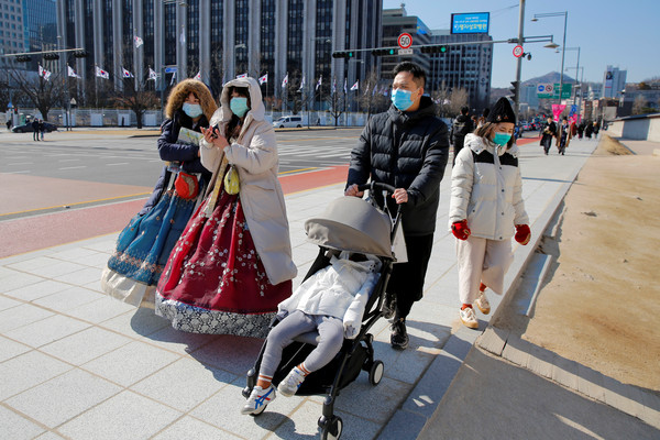▲▼ 前往南韓遊玩的觀光客不忘戴上口罩。（圖／路透）