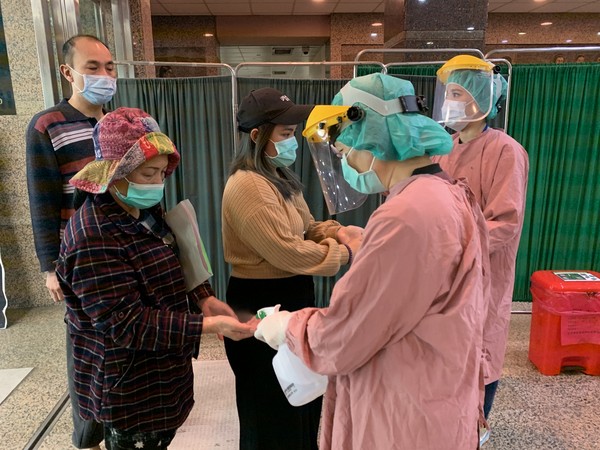 ▲▼門諾醫院近去前要先用酒精清潔和量體溫。(圖/門諾醫院提供) ▲▼門諾醫院近去前要先用酒精清潔和量體溫。(圖/門諾醫院提供)