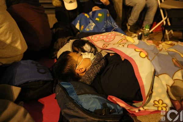 ▲香港市民通霄排隊買口罩。(圖/香港01授權提供,請勿隨意翻攝,下同) ▲香港市民通霄排隊買口罩。(圖/香港01授權提供,請勿隨意翻攝,下同)