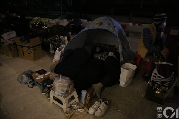 ▲香港市民通霄排隊買口罩。(圖/香港01授權提供,請勿隨意翻攝,下同) ▲香港市民通霄排隊買口罩。(圖/香港01授權提供,請勿隨意翻攝,下同)