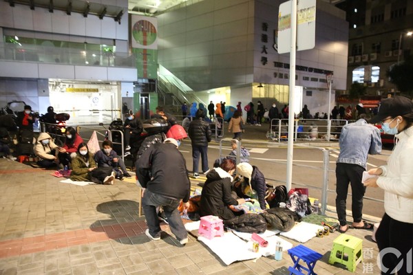 ▲香港市民通霄排隊買口罩。(圖/香港01授權提供,請勿隨意翻攝,下同) ▲香港市民通霄排隊買口罩。(圖/香港01授權提供,請勿隨意翻攝,下同)