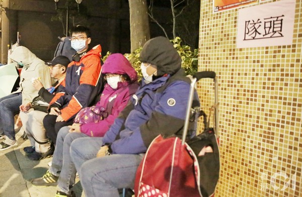 ▲香港市民通霄排隊買口罩。(圖/香港01授權提供,請勿隨意翻攝,下同) ▲香港市民通霄排隊買口罩。(圖/香港01授權提供,請勿隨意翻攝,下同)